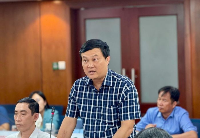 Ông Bùi Văn Biên, Trưởng phòng Kinh tế - Hạ tầng và Đô thị phường An Khánh, TP Hồ Chí Minh trả lời báo chí về việc nhiều người dân có nhà ở hợp pháp nhưng nhiều năm không có lối đi chính thức vào chiều 30/7.