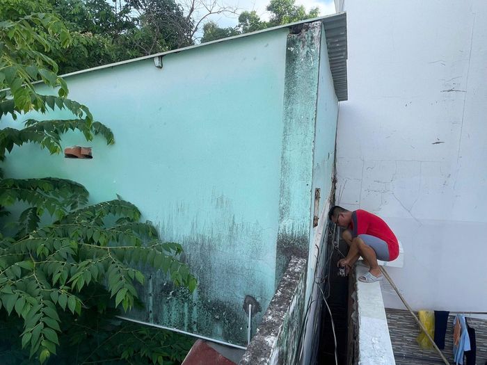 Cửa ra của căn nhà bà Đỗ Ngọc Cự (nhà màu xanh) bị che lấp hoàn toàn bởi các nhà phía trước hơn 10 năm qua.