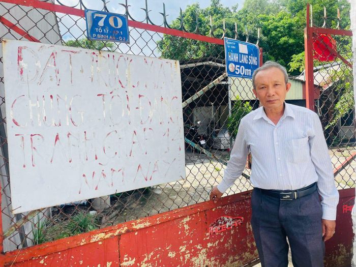 Ông Từ Hải Hà đang mong mỏi một lối đi chung cho hàng chục hộ dân tại đường 38, phường An Khánh, TP Hồ Chí Minh.
