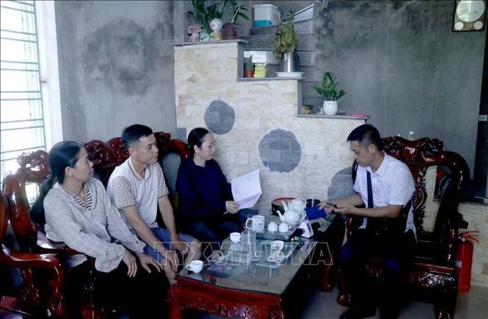 Các hộ dân ở khu dân cư cầu Cao (xã Vũ Sơn, huyện Kiến Xương, tỉnh Thái Bình cũ, nay là tổ dân phố Lam Sơn, phường Trần Lãm, tỉnh Hưng Yên) (bên trái) trao đổi với phóng viên TTXVN. Ảnh: Đinh Văn Nhiều/TTXVN