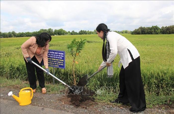 Các đại biểu trồng 500 cây xanh dọc tuyến đường, hưởng ứng chương trình trồng 1 triệu cây xanh vì một Việt Nam xanh.