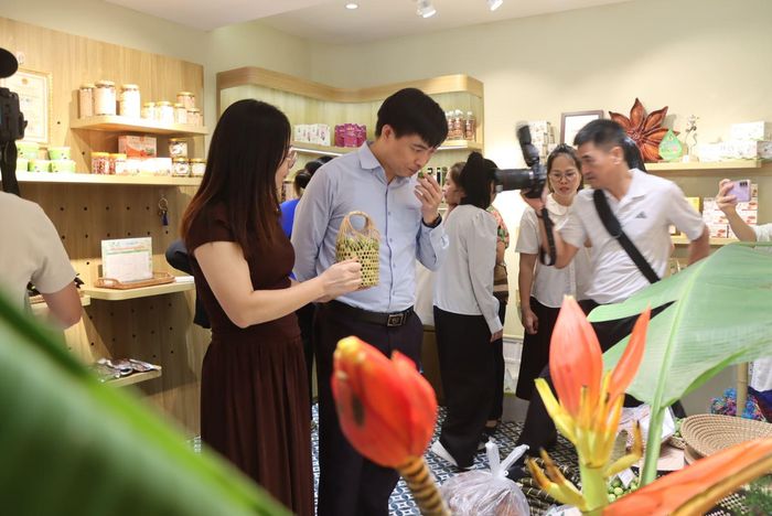 Việc kết nối trực tiếp giữa nhà sản xuất với người tiêu dùng không chỉ góp phần thúc đẩy tiêu dùng hàng Việt mà còn giúp các địa phương xây dựng thương hiệu.
