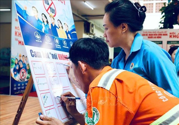 Công đoàn phường Bến Thành ký cam kết cán bộ, đoàn viên công đoàn, công nhân và người lao động tích cực chung tay xây dựng phường Bến Thành không ma túy.