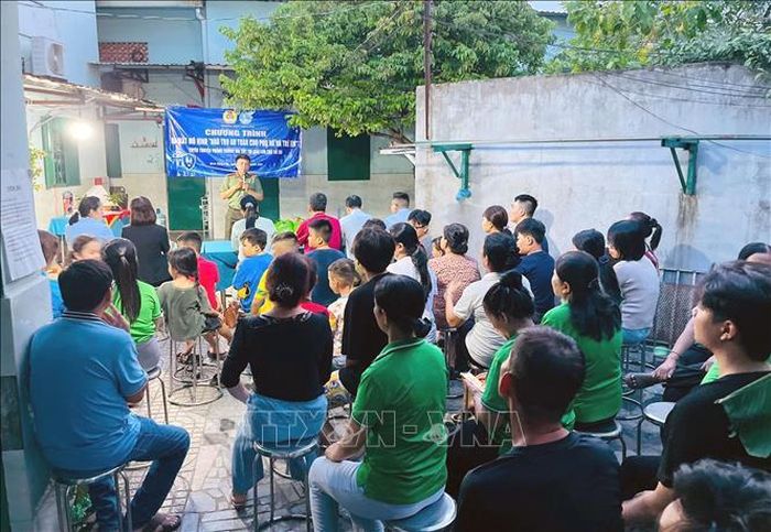 Công đoàn phường Bình Hưng Hòa cùng Hội Liên hiệp Phụ nữ phường tổ chức ra mắt mô hình "Khu nhà trọ an toàn cho phụ nữ và trẻ em".