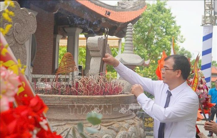 Ông Nguyễn Minh Hùng, Phó Chủ tịch UBND thành phố Hải Phòng, dâng hương tưởng niệm đồng chí Nguyễn Đức Cảnh.
