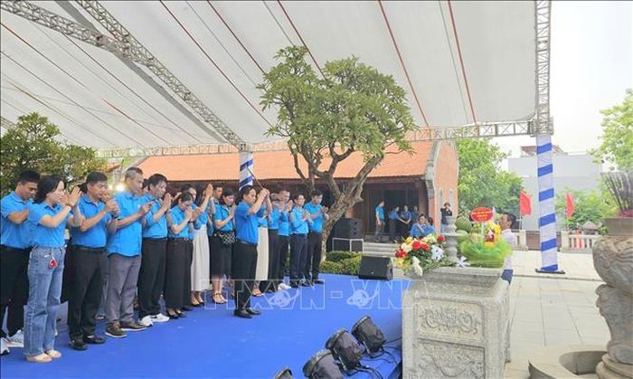 Đoàn viên công đoàn Hải Phòng dâng hương tưởng niệm đồng chí Nguyễn Đức Cảnh.