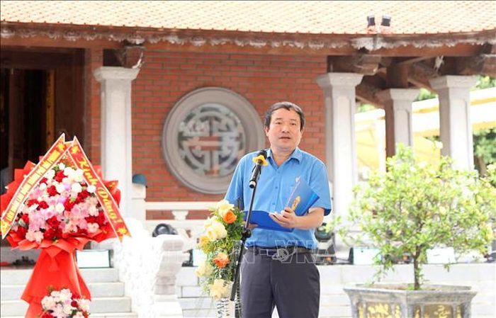 Ông Nguyễn Anh Tuân, Chủ tịch Liên đoàn Lao động thành phố Hải Phòng, đọc diễn văn tưởng niệm đồng chí Nguyễn Đức Cảnh.