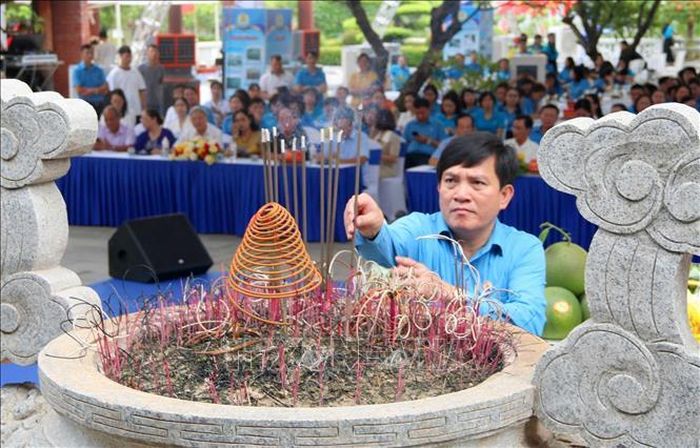 Lãnh đạo Tổng Liên đoàn Lao động Việt Nam dâng hương tưởng niệm đồng chí Nguyễn Đức Cảnh.