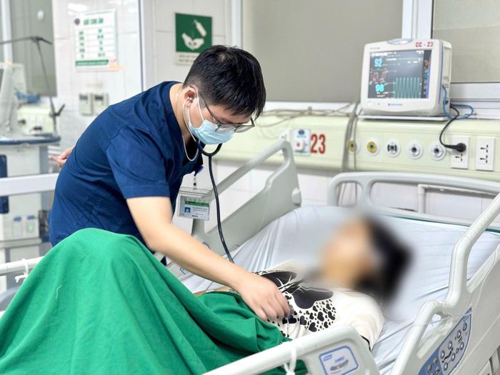 Điều trị cho bệnh nhân sốt rét tại Bệnh viện Bệnh nhiệt đới Trung ương. Ảnh tư liệu, minh họa: Tạ Nguyên/Báo Tin tức và Dân tộc