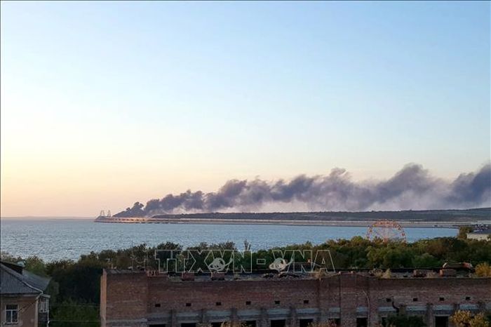 Khói bốc lên ngùn ngụt từ hiện trường vụ nổ trên cây cầu nối với bán đảo Crimea. Ảnh minh họa: AFP/ TTXVN (không được phép khai thác, sử dụng bởi bên thứ ba)