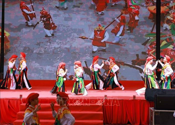 Thành viên lớp học truyền dạy “múa bồng”, lớp học đầu tiên của Trung tâm học tập cộng đồng điểm (phường Thanh Liệt) biểu diễn.