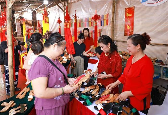 Nhân dân và du khách tham quan các gian trưng bày trong lễ ra mắt trung tâm học tập cộng đồng điểm, phường Thanh Liệt (Hà Nội); sinh hoạt chuyên đề “bảo tồn và phát huy giá trị di sản văn hóa phi vật thể” ngày 31/7/2026.