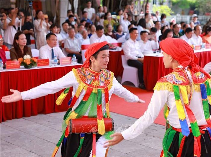 Thành viên lớp học truyền dạy “múa bồng”, lớp học đầu tiên của Trung tâm học tập cộng đồng điểm (phường Thanh Liệt) biểu diễn.