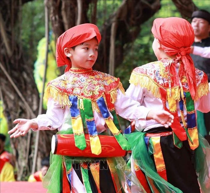 Thành viên lớp học truyền dạy “múa bồng”, lớp học đầu tiên của Trung tâm học tập cộng đồng điểm (phường Thanh Liệt) biểu diễn.