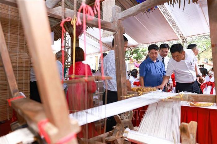 Đại biểu tham quan các gian trưng bày trong lễ ra mắt trung tâm học tập cộng đồng điểm, phường Thanh Liệt (Hà Nội); sinh hoạt chuyên đề “bảo tồn và phát huy giá trị di sản văn hóa phi vật thể” ngày 31/7/2026.