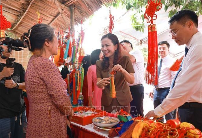 Đại biểu tham quan các gian trưng bày trong lễ ra mắt trung tâm học tập cộng đồng điểm, phường Thanh Liệt (Hà Nội); sinh hoạt chuyên đề “bảo tồn và phát huy giá trị di sản văn hóa phi vật thể” ngày 31/7/2026.