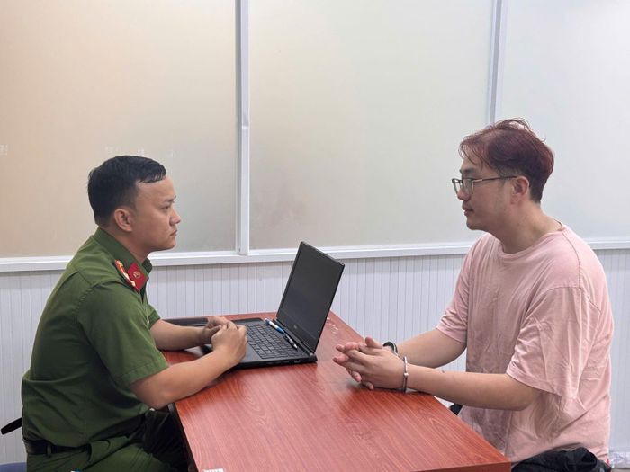 Công an lấy lời khai các đối tượng. Ảnh: CA