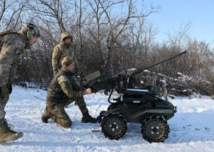 Binh lính Ukraine thử nghiệm robot chiến đấu mặt đất tại vùng Zaporizhzhia. Ảnh: Lữ đoàn cơ giới số 65 Ukraine