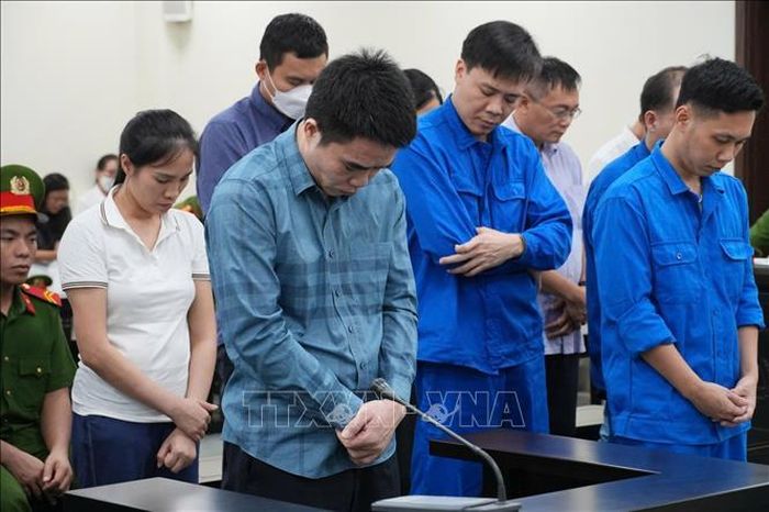 Các bị cáo nghe chủ tọa phiên tòa tuyên án.