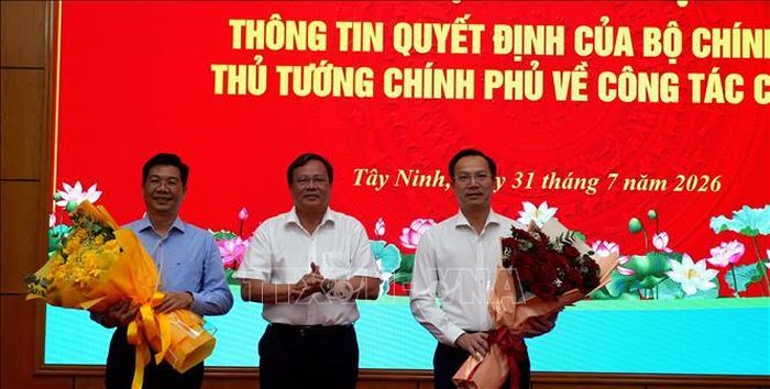 Chủ tịch UBND tỉnh Tây Ninh Lê Văn Hẳn tặng hoa chức mừng đồng chí Nguyễn Mạnh Hùng, nguyên Phó Bí thư Thường trục Tỉnh ủy, Chủ tịch HĐND tỉnh Tây Ninh và đồng chí Đoàn Trung Kiên, nguyên Phó Chủ tịch UBND tỉnh Tây Ninh, nhận nhiệm vụ mới.