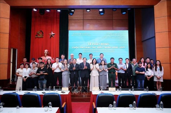 Các đại biểu chụp ảnh lưu niệm cùng các họa sĩ, nhà thiết kế tham dự cuộc thi. Ảnh: Phạm Tuấn Anh/TTXVN