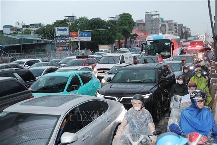 Lối lên cầu Vĩnh Tuy tắc cứng nhiều giờ đồng hồ.