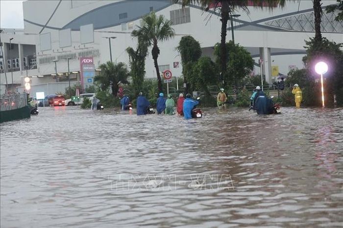 Ngập cục bộ trên phố Đàm Quang Trung sau cơn mưa lớn tại Hà Nội.