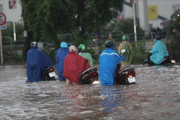 Ngập cục bộ trên phố Đàm Quang Trung sau cơn mưa lớn tại Hà Nội.