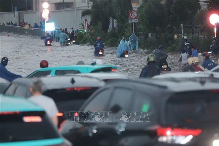 Ngập cục bộ trên phố Đàm Quang Trung sau cơn mưa lớn tại Hà Nội.