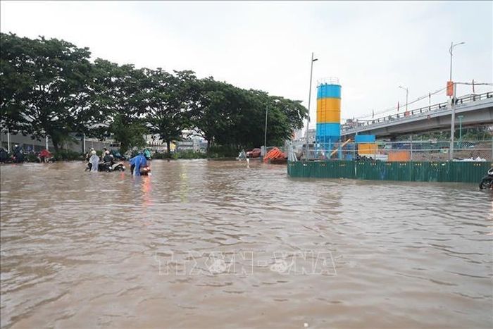Ngập cục bộ trên phố Đàm Quang Trung sau cơn mưa lớn tại Hà Nội.