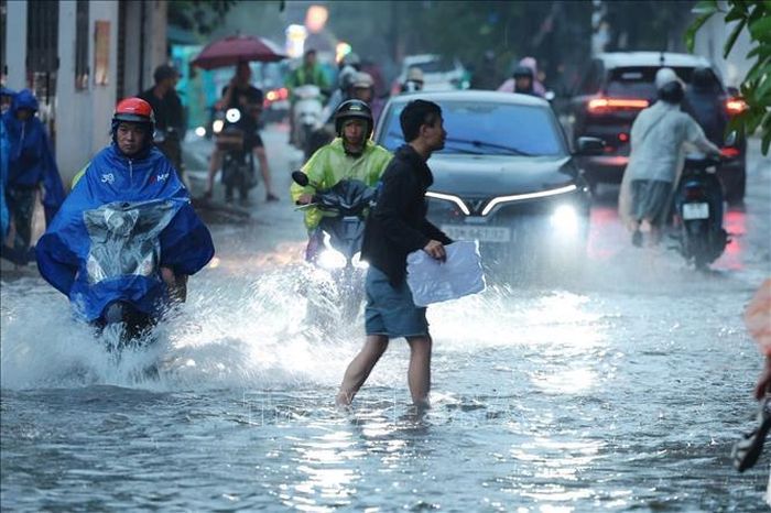 Phố Vĩnh Hưng ngập cục bộ sau mưa lớn.