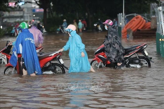 Ngập cục bộ trên phố Đàm Quang Trung sau cơn mưa lớn tại Hà Nội.