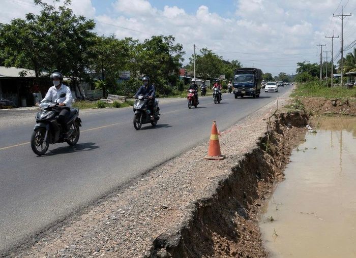 Các đơn vị thi công vẫn đang chờ giải phóng mặt bằng để thi công tiếp đường ĐT 748. Tuy nhiên, các hố sâu xuất hiện trên tuyến đường này đang khiến người dân lo lắng khi lưu thông vào ban đêm.