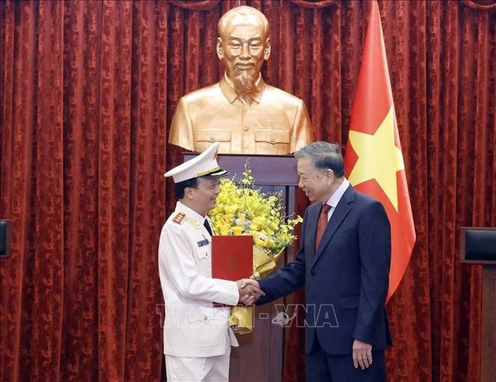 Tổng Bí thư, Chủ tịch nước Tô Lâm trao Quyết định thăng quân hàm từ Trung tướng lên Thượng tướng đối với đồng chí Đặng Hồng Đức, Thứ trưởng Bộ Công an. Ảnh: Thống Nhất/TTXVN