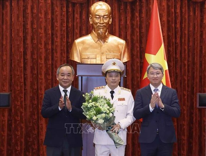 Đồng chí Nguyễn Hải Ninh, Ủy viên Trung ương Đảng, Chánh Văn phòng Trung ương Đảng và đồng chí Lê Khánh Hải, Ủy viên Trung ương Đảng, Chủ nhiệm Văn phòng Chủ tịch nước chúc mừng Thượng tướng Đặng Hồng Đức. Ảnh: Thống Nhất/TTXVN