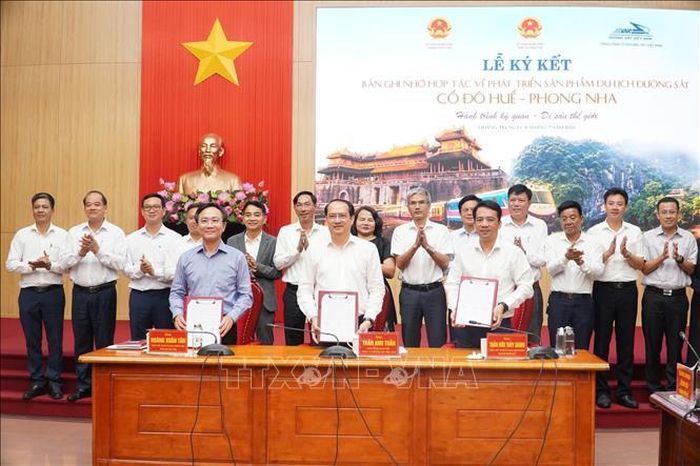 Lãnh đạo UBND tỉnh Quảng Trị, UBND thành phố Huế và Tổng công ty Đường sắt Việt Nam ký kết bản ghi nhớ hợp tác phát triển sản phẩm du lịch đường sắt "Cố đô Huế - Phong Nha: Hành trình kỳ quan - Di sản thế giới". Ảnh: TTXVN phát