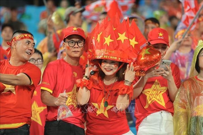 Khán giả đến sân cổ vũ cho đội tuyển Việt Nam.