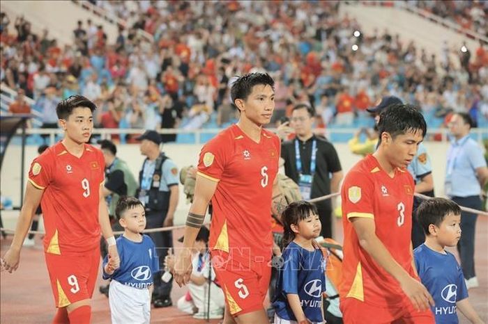 Các tuyển thủ Việt Nam ra sân thi đấu.