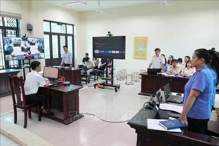 Các bên đương sự trình bày tại phiên tòa.