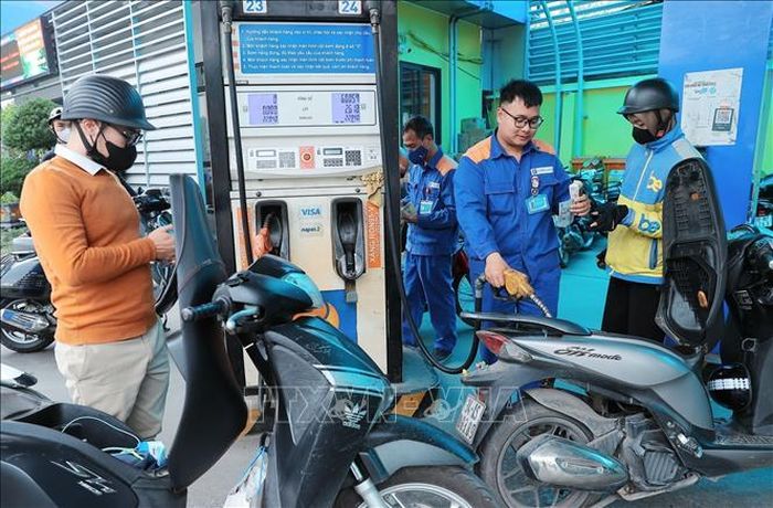 Mua, bán xăng tại điểm kinh doanh xăng, dầu Petrolimex. Ảnh: Trần Việt/TTXVN