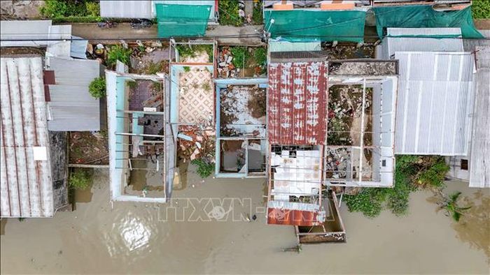Dãy nhà 11 căn ven rạch Mang Cá, xã Đại Hải bị sạt lở, người dân phải di dời đi nơi khác. Ảnh: Thanh Liêm/TTXVN