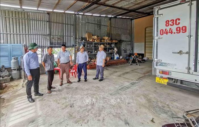 Tuyến đường bê tông qua khu vực đông dân cư ở gần bến phà Mang Cá (xã Đại Hải) bị chia cắt hoàn toàn do sạt lở. Ảnh: Thanh Liêm/TTXVN