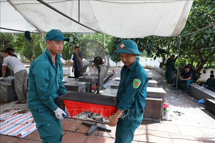 Tổ chức lấy mẫu, bàn giao mẫu hài cốt liệt sĩ đối với các mộ chưa xác định được thông tin. Ảnh: Vũ Hoàng Giang.TTXVN