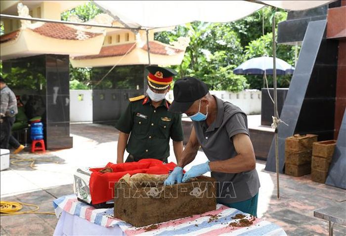 Tổ chức lấy mẫu, bàn giao mẫu hài cốt liệt sĩ đối với các mộ chưa xác định được thông tin. Ảnh: Vũ Hoàng Giang/TTXVN