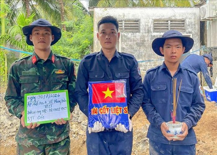 Hài cốt liệt sĩ được cất bốc, quy tập tại ấp Thới Hưng, xã Phong Điền từ nguồn tin người dân cung cấp. Ảnh: TTXVN phát