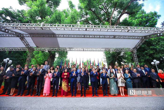 Bộ trưởng Bộ Ngoại giao Lê Hoài Trung chụp ảnh kỷ niệm chung với Đại sứ các nước ASEAN và quan khách trong nước và quốc tế tới dự.