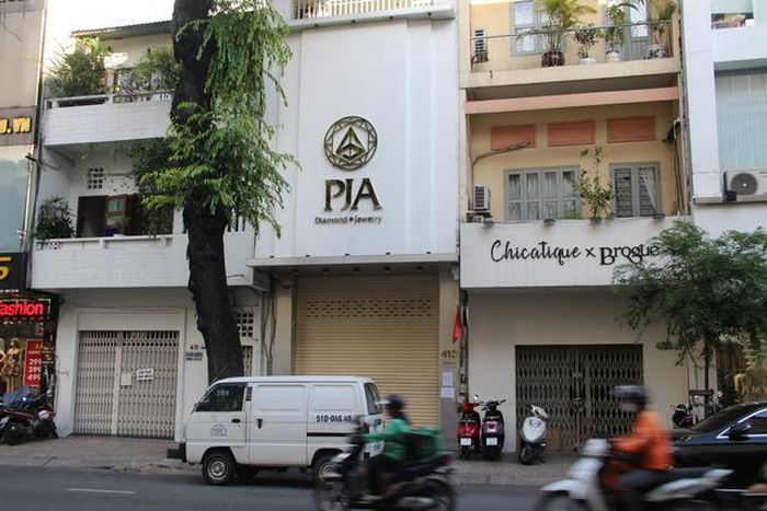 Cửa hàng PJA Diamond & Jewelry đóng cửa từ những ngày đầu của cuộc khủng hoảng thị trường đá quý.
