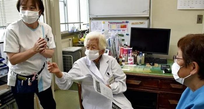 Bác sĩ Teru Kasamatsu sống trọ trăm tuổi, hiện vẫn còn làm việc. Ảnh The Yomiuri Shimbun.