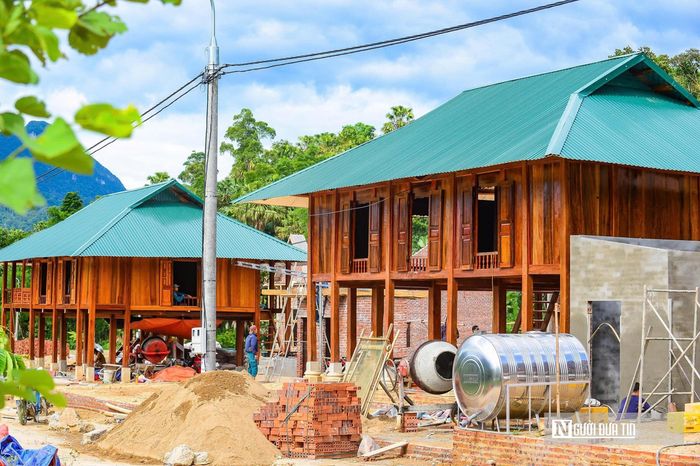 Những ngôi nhà sàn theo văn hóa của người Thái.