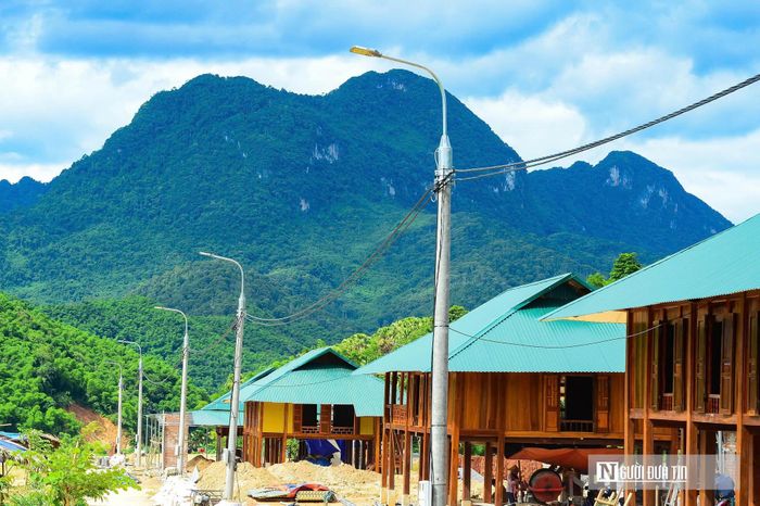 Những ngôi nhà mới đầy sức sống đã hiện lên giữa núi rừng vùng cao.